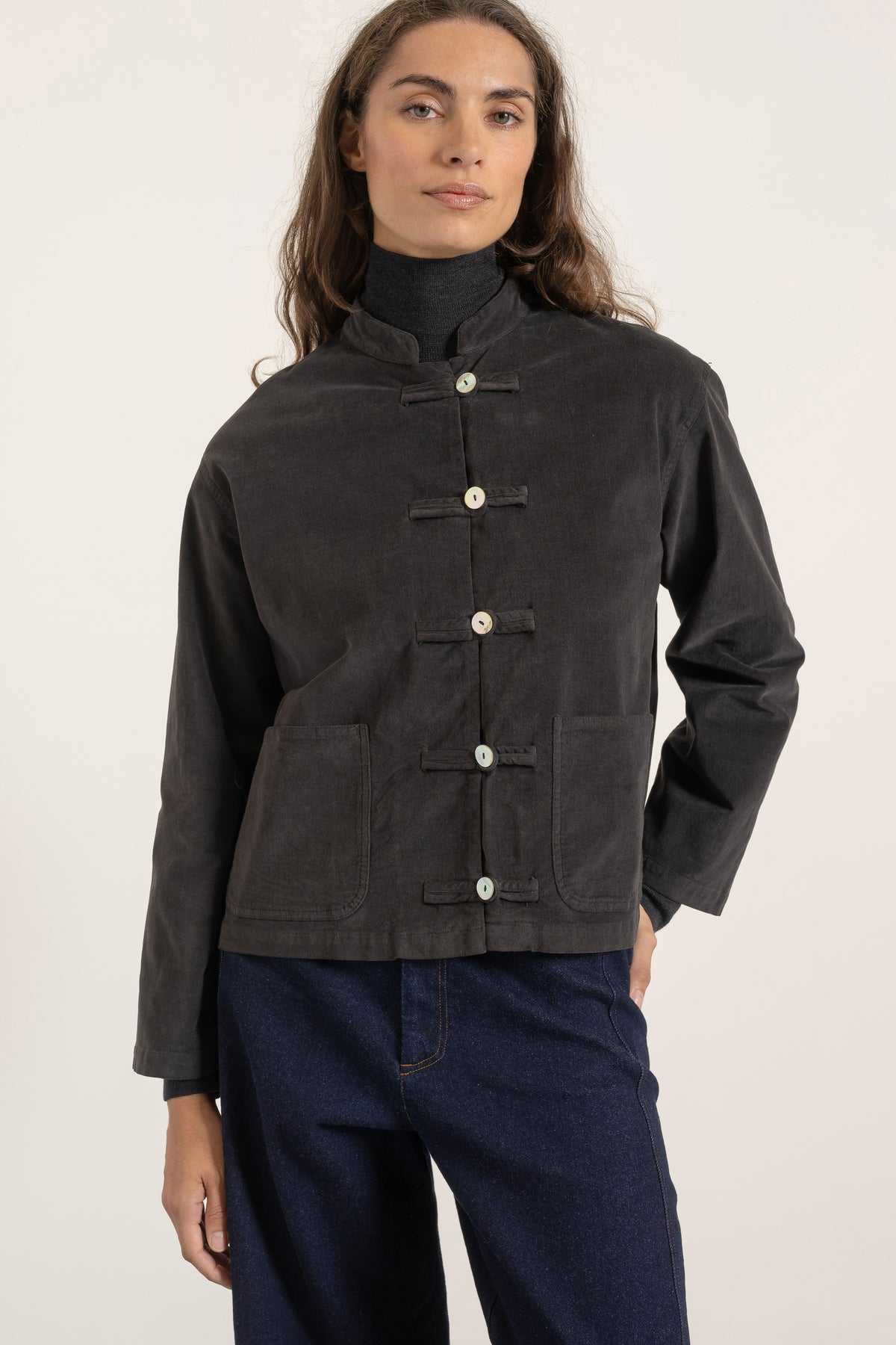 Blouse Mia en coton gris anthracite portée avec Jean Cleo | Mardi Editions