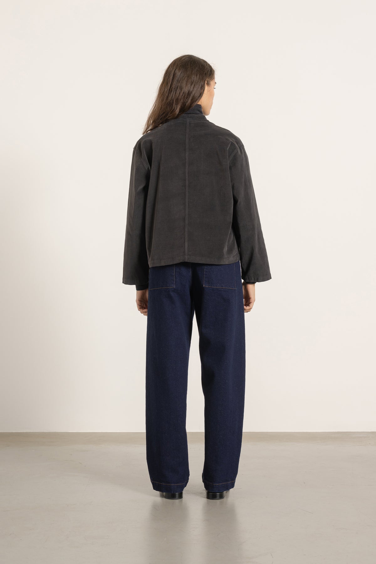 Blouse Mia en coton gris anthracite portée avec Jean Cleo, vue de dos | Mardi Editions