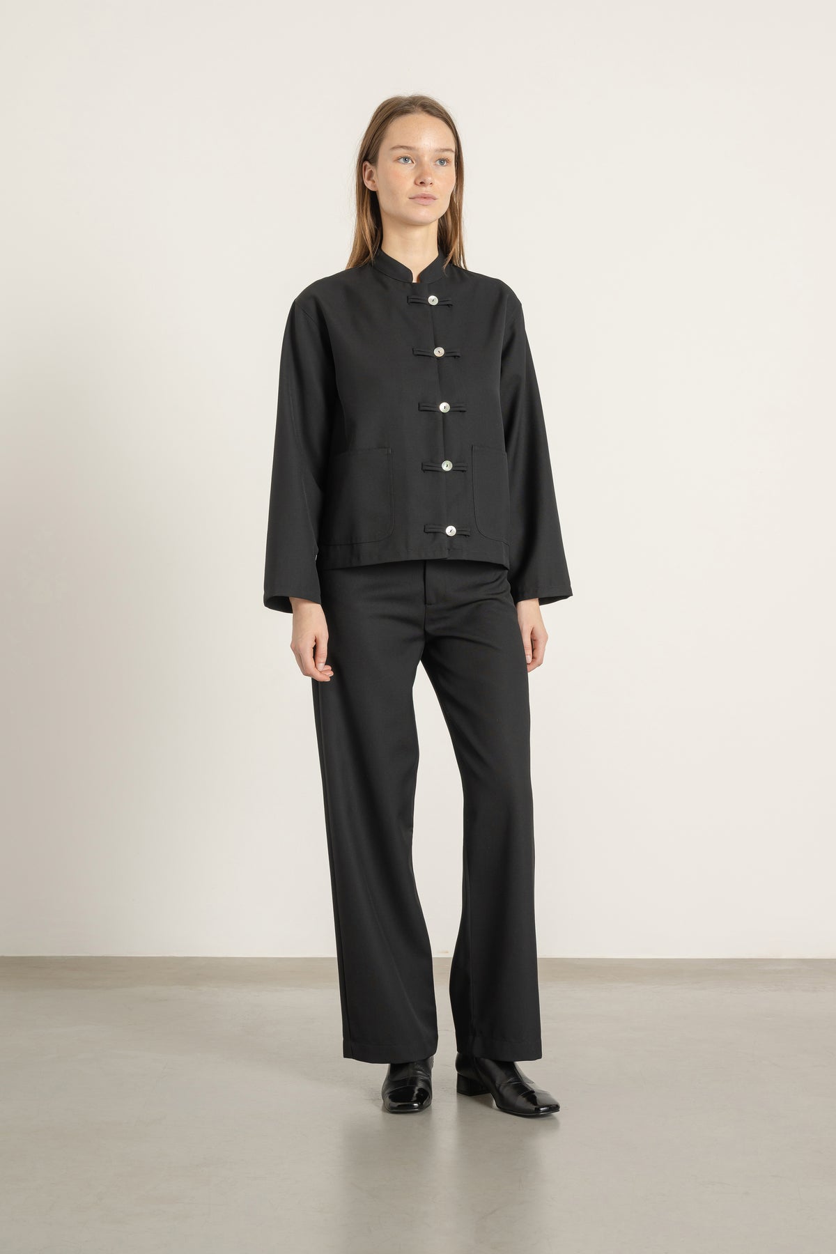 Blouse Mia en laine noire portée avec Pantalon Billie en laine noir | Mardi Editions