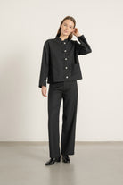 Blouse Mia en laine noire portée avec Pantalon Billie en laine noir | Mardi Editions