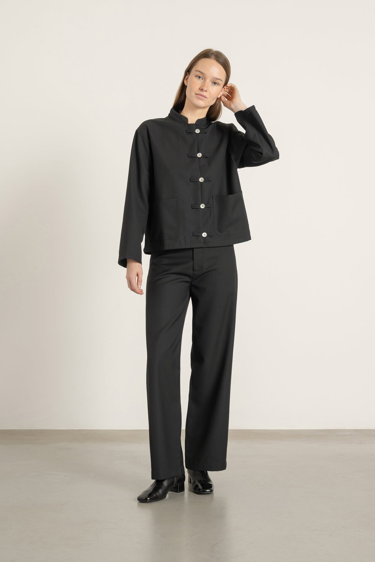 Blouse Mia en laine noire portée avec Pantalon Billie en laine noir | Mardi Editions