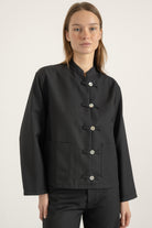 Blouse Mia en laine noire portée avec Pantalon Billie en laine noir | Mardi Editions