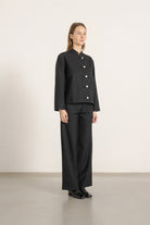 Blouse Mia en laine noire portée avec Pantalon Billie en laine noir | Mardi Editions