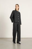 Blouse Mia en laine noire portée avec Pantalon Billie en laine noir | Mardi Editions
