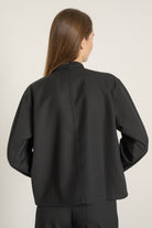 Blouse Mia en laine noire portée avec Pantalon Billie en laine noir, vue de dos | Mardi Editions