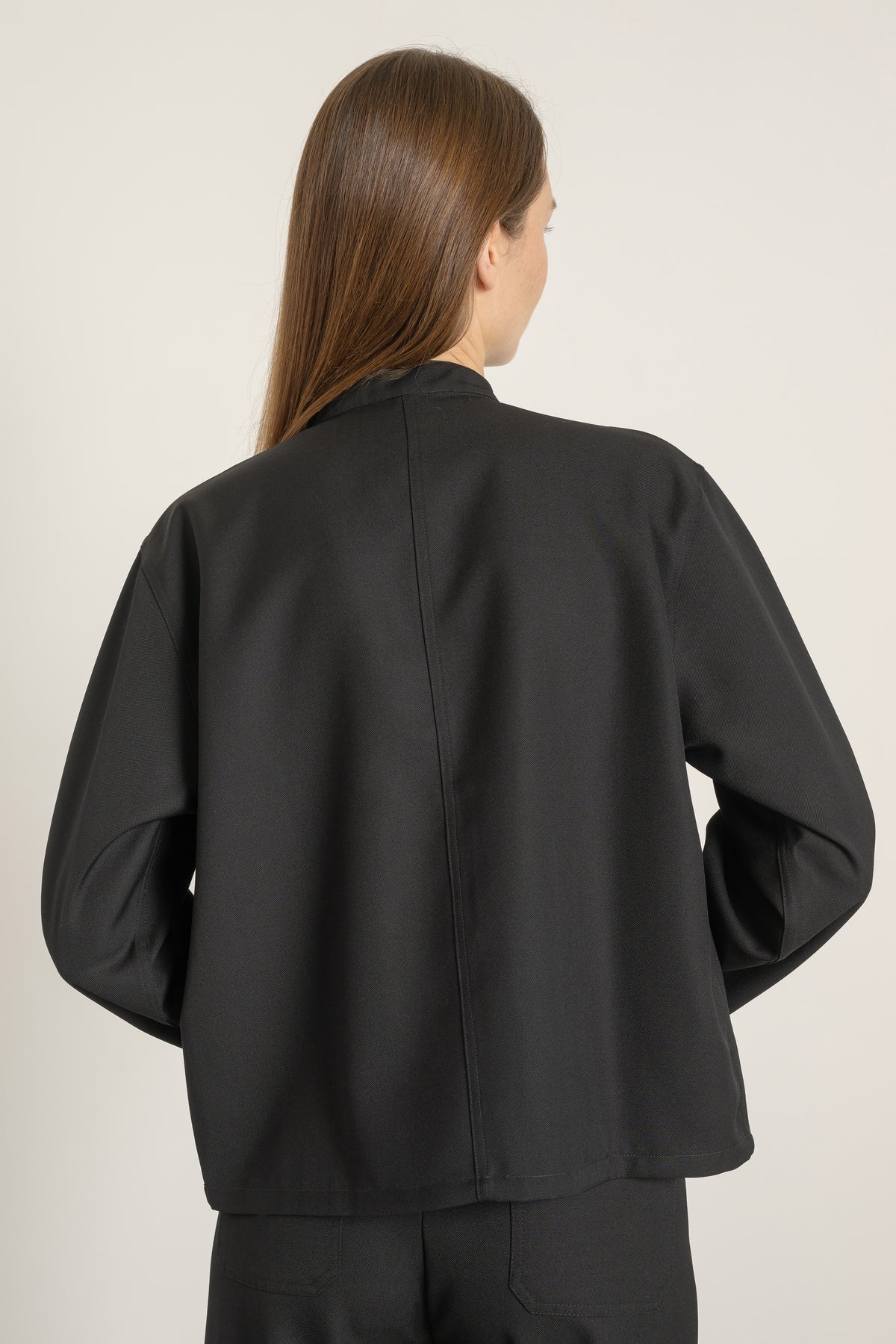 Blouse Mia en laine noire portée avec Pantalon Billie en laine noir, vue de dos | Mardi Editions