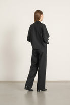 Blouse Mia en laine noire portée avec Pantalon Billie en laine noir, vue de dos | Mardi Editions