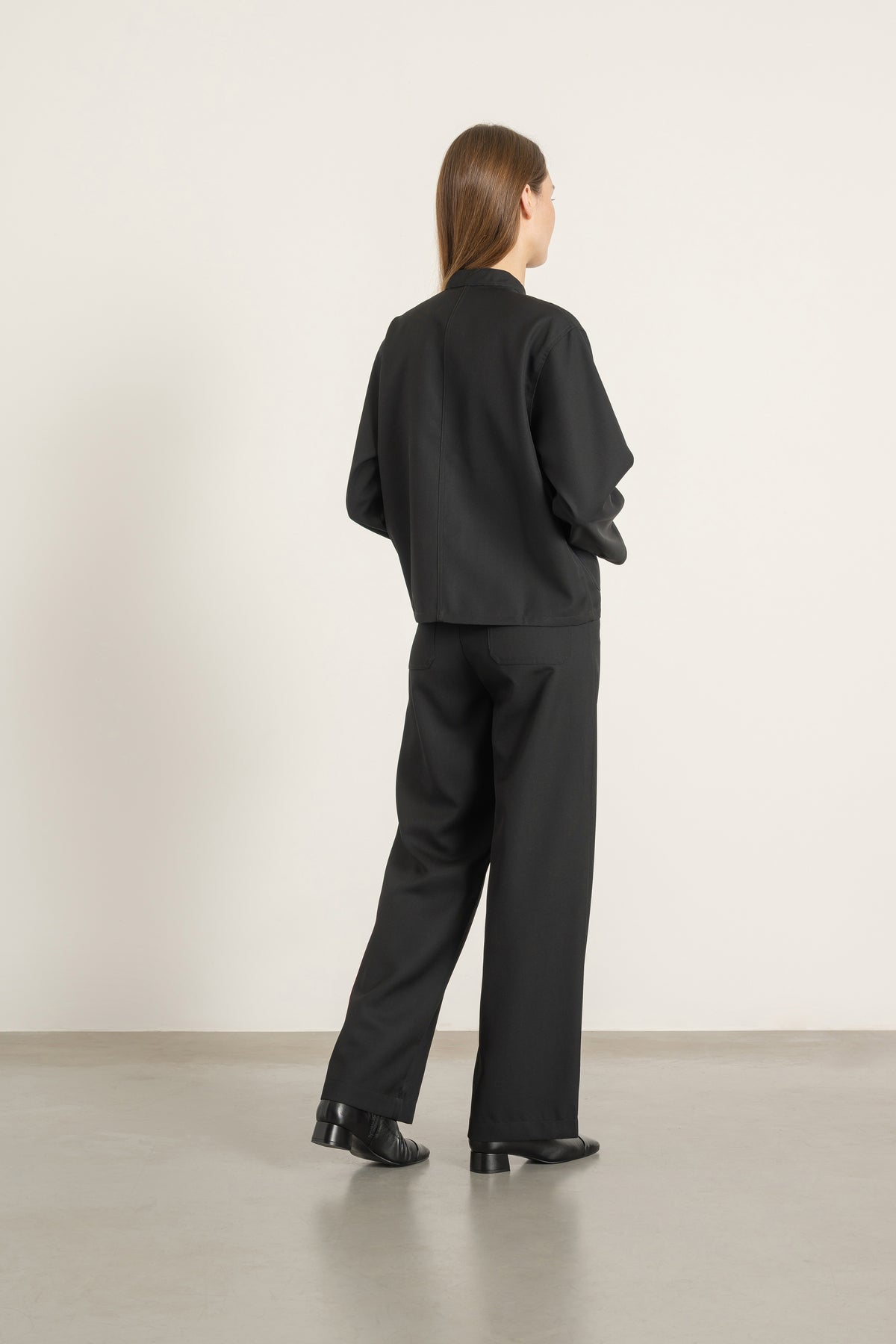 Blouse Mia en laine noire portée avec Pantalon Billie en laine noir, vue de dos | Mardi Editions