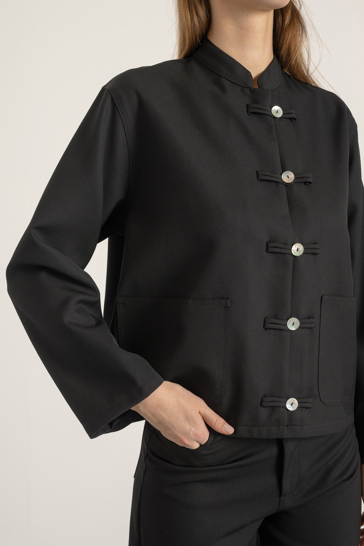 Blouse Mia en laine noire portée avec Pantalon Billie en laine noir, détail | Mardi Editions