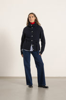 Cardigan Milo en laine bleu marine porté avec Jean Helena denim foncé | Mardi Editions