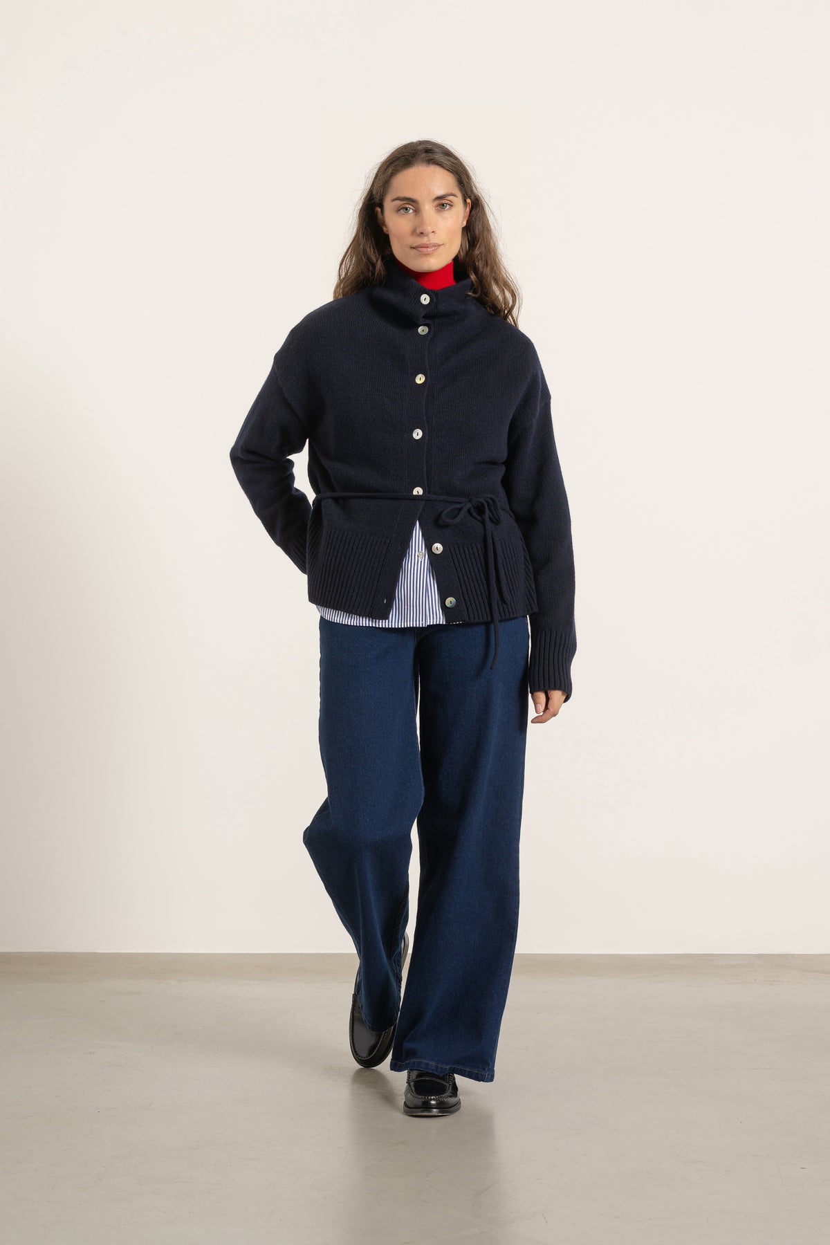 Cardigan Milo en laine bleu marine porté avec Jean Helena denim foncé | Mardi Editions