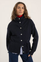 Cardigan Milo en laine bleu marine porté avec Jean Helena denim foncé | Mardi Editions