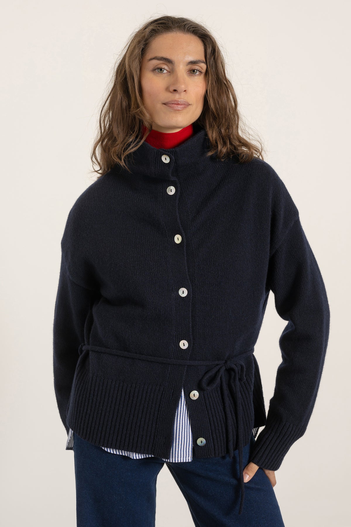 Cardigan Milo en laine bleu marine porté avec Jean Helena denim foncé | Mardi Editions