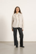 Cardigan Milo en laine gris perle porté avec Pantalon Isabelle en laine gris anthracite | Mardi Editions