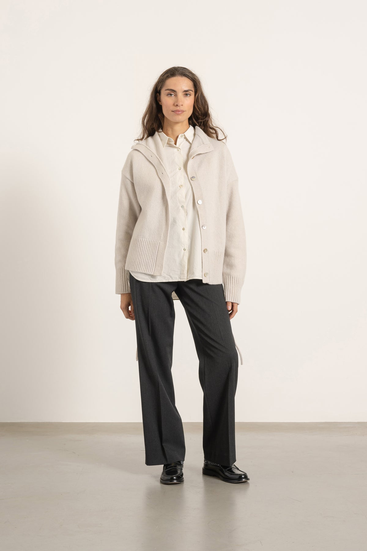 Cardigan Milo en laine gris perle porté avec Pantalon Isabelle en laine gris anthracite | Mardi Editions