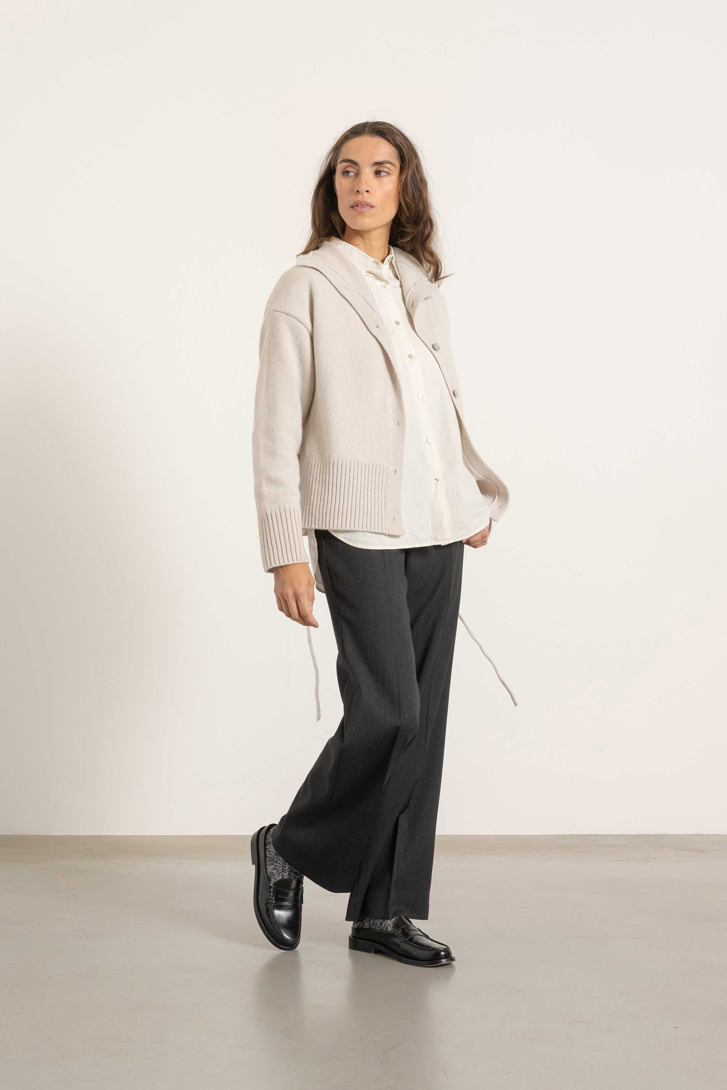 Cardigan Milo en laine gris perle porté avec Pantalon Isabelle en laine gris anthracite | Mardi Editions
