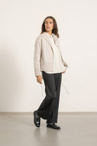 Cardigan Milo en laine gris perle porté avec Pantalon Isabelle en laine gris anthracite | Mardi Editions