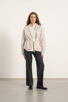 Cardigan Milo en laine gris perle porté avec Pantalon Isabelle en laine gris anthracite | Mardi Editions