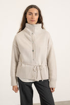 Cardigan Milo en laine gris perle porté avec Pantalon Isabelle en laine gris anthracite | Mardi Editions