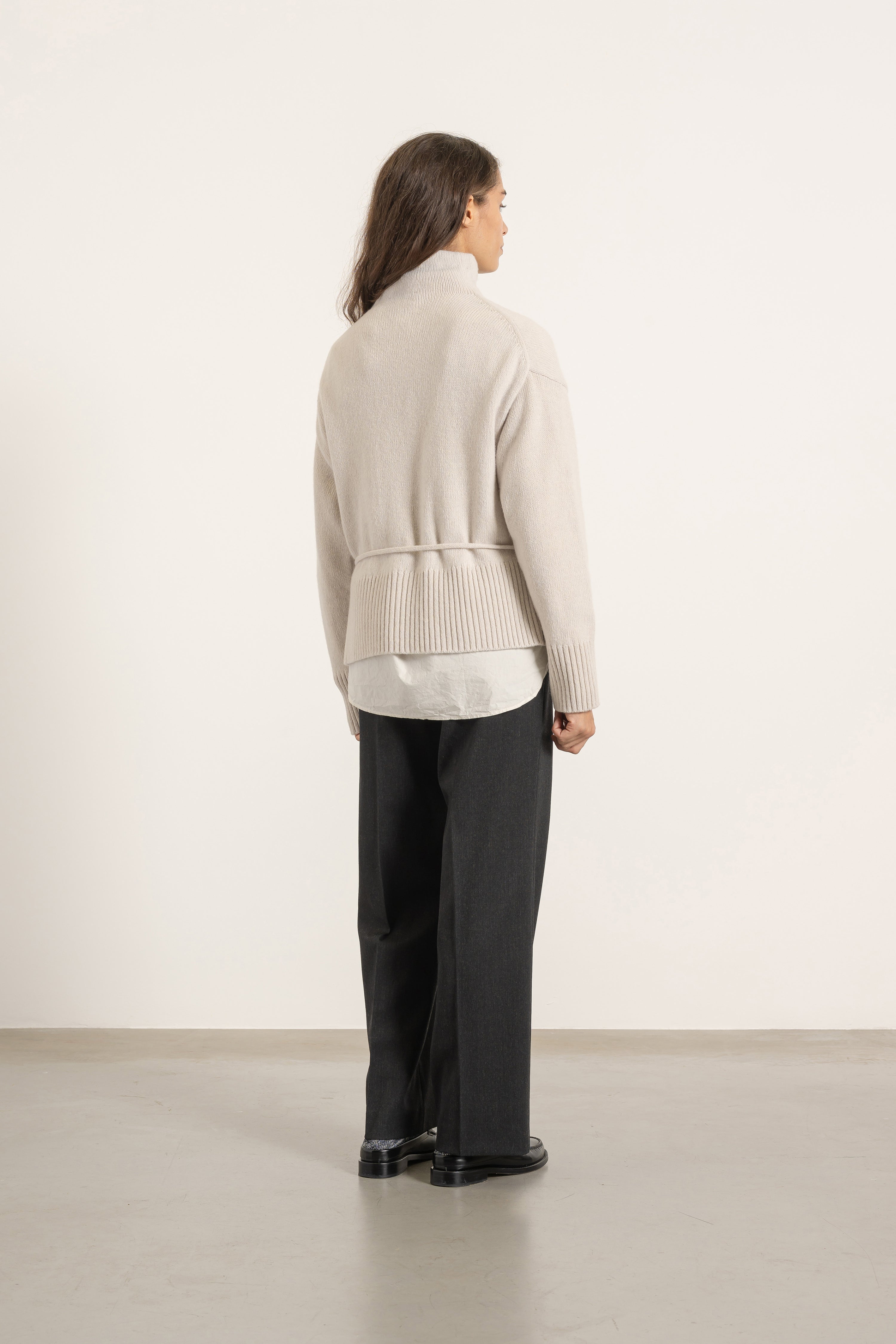Cardigan Milo en laine gris perle porté avec Pantalon Isabelle en laine gris anthracite, vue de dos | Mardi Editions