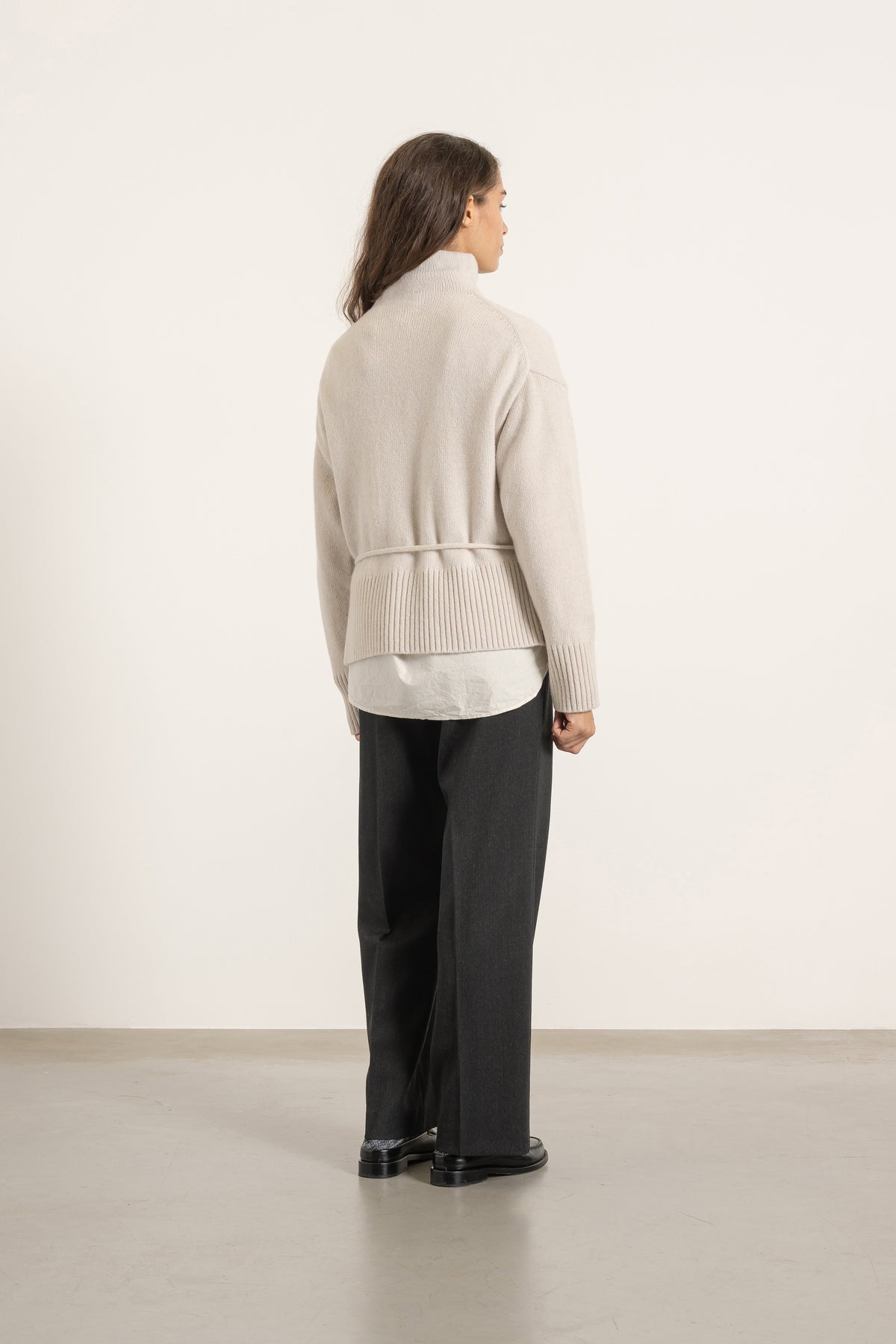 Cardigan Milo en laine gris perle porté avec Pantalon Isabelle en laine gris anthracite, vue de dos | Mardi Editions