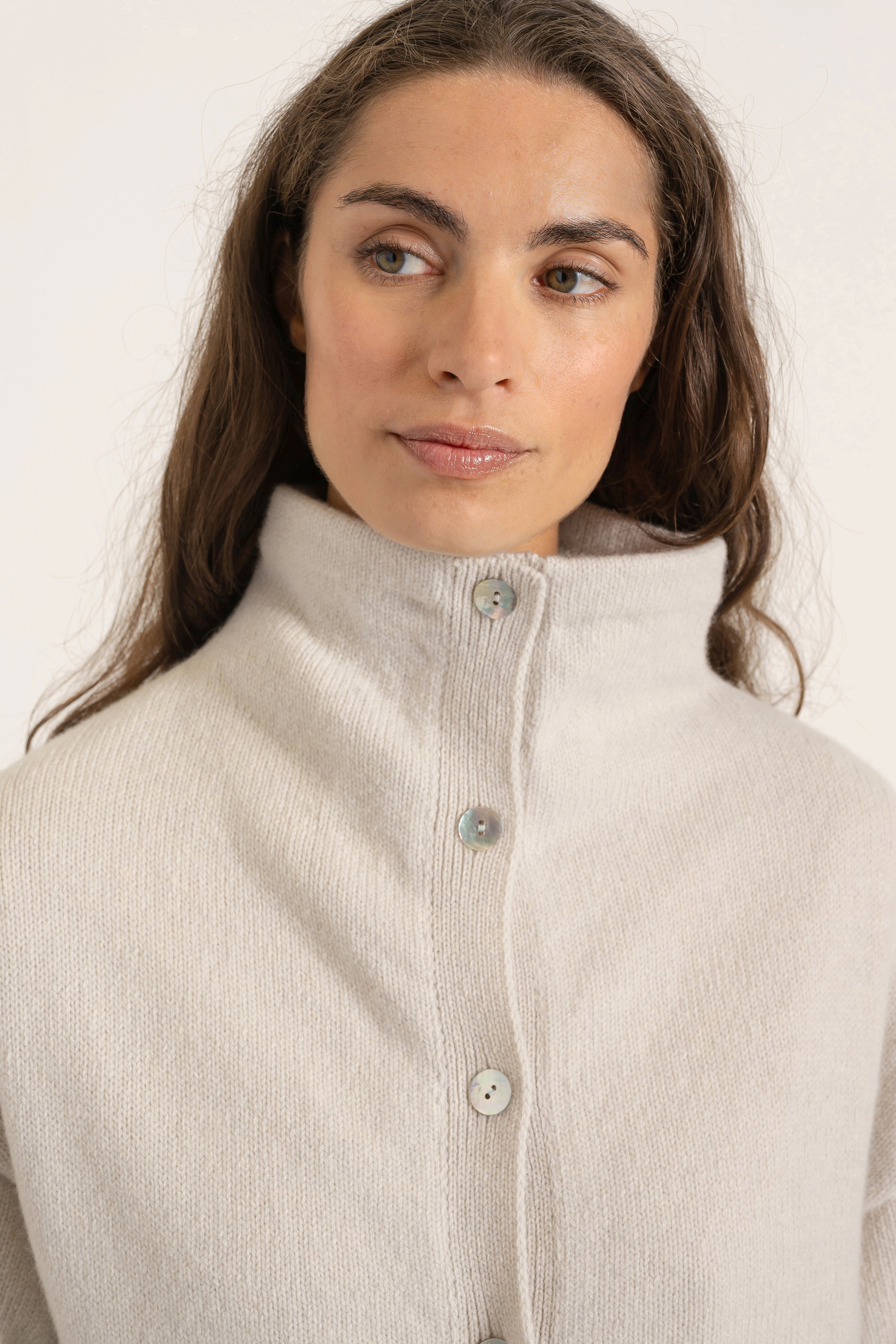 Cardigan Milo en laine gris perle porté avec Pantalon Isabelle en laine gris anthracite, détail | Mardi Editions