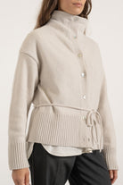 Cardigan Milo en laine gris perle porté avec Pantalon Isabelle en laine gris anthracite, détail | Mardi Editions