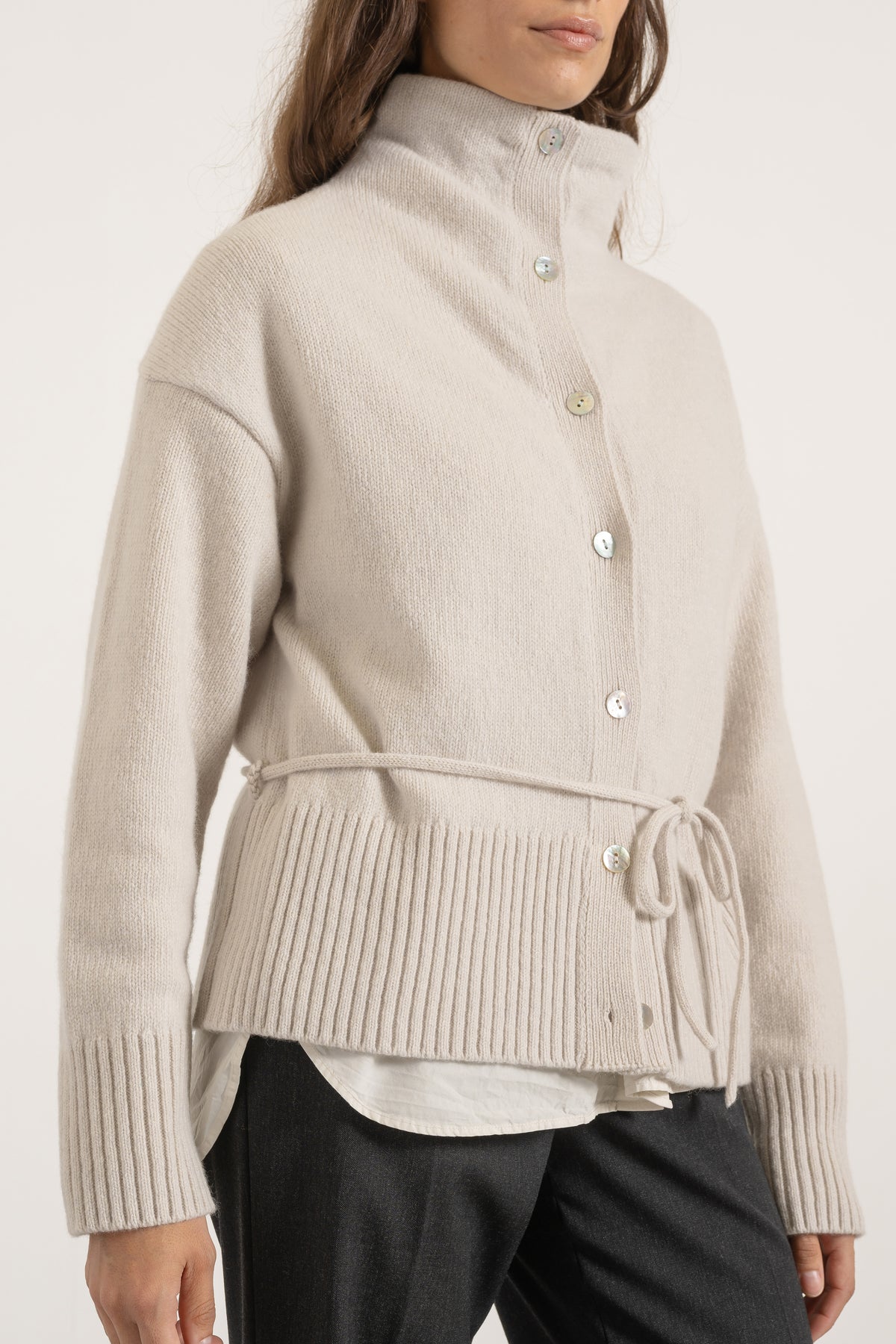 Cardigan Milo en laine gris perle porté avec Pantalon Isabelle en laine gris anthracite, détail | Mardi Editions