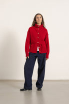 Cardigan Milo en laine rouge porté avec Jean Cleo | Mardi Editions
