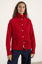 Cardigan Milo en laine rouge porté avec Jean Cleo | Mardi Editions