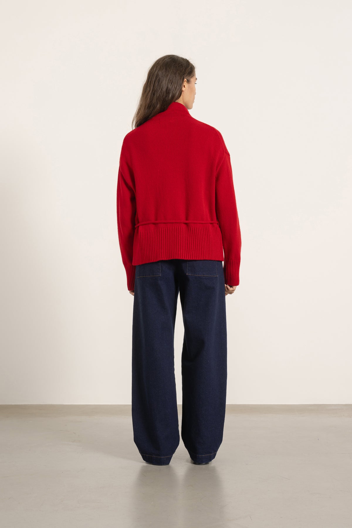 Cardigan Milo en laine rouge porté avec Jean Cleo, vue de dos | Mardi Editions