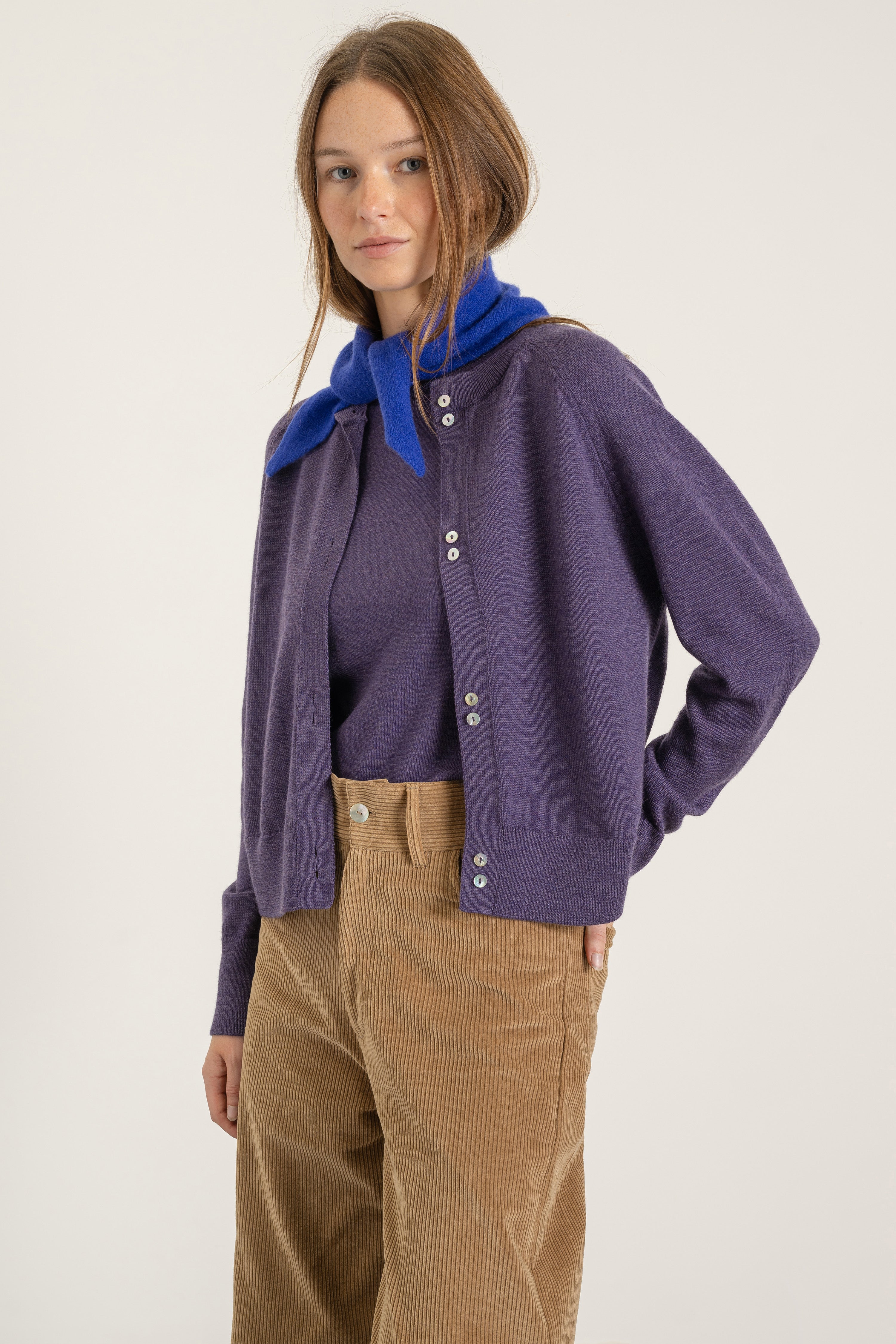 Mini bandana en laine et cachemire bleu roi porté avec Cardigan Victor en laine parme | Mardi Editions