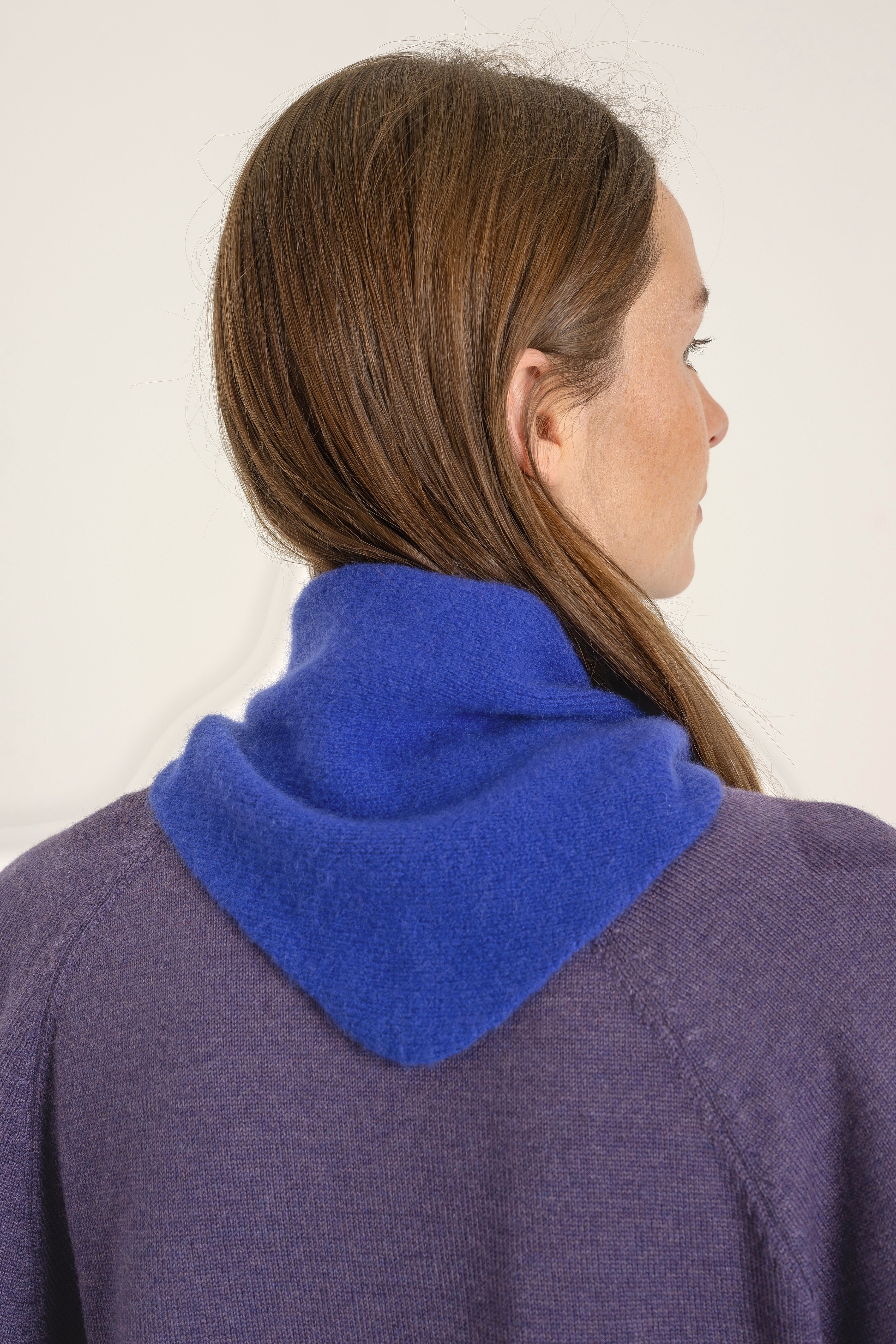 Mini bandana en laine et cachemire bleu roi porté avec Cardigan Victor en laine parme | Mardi Editions