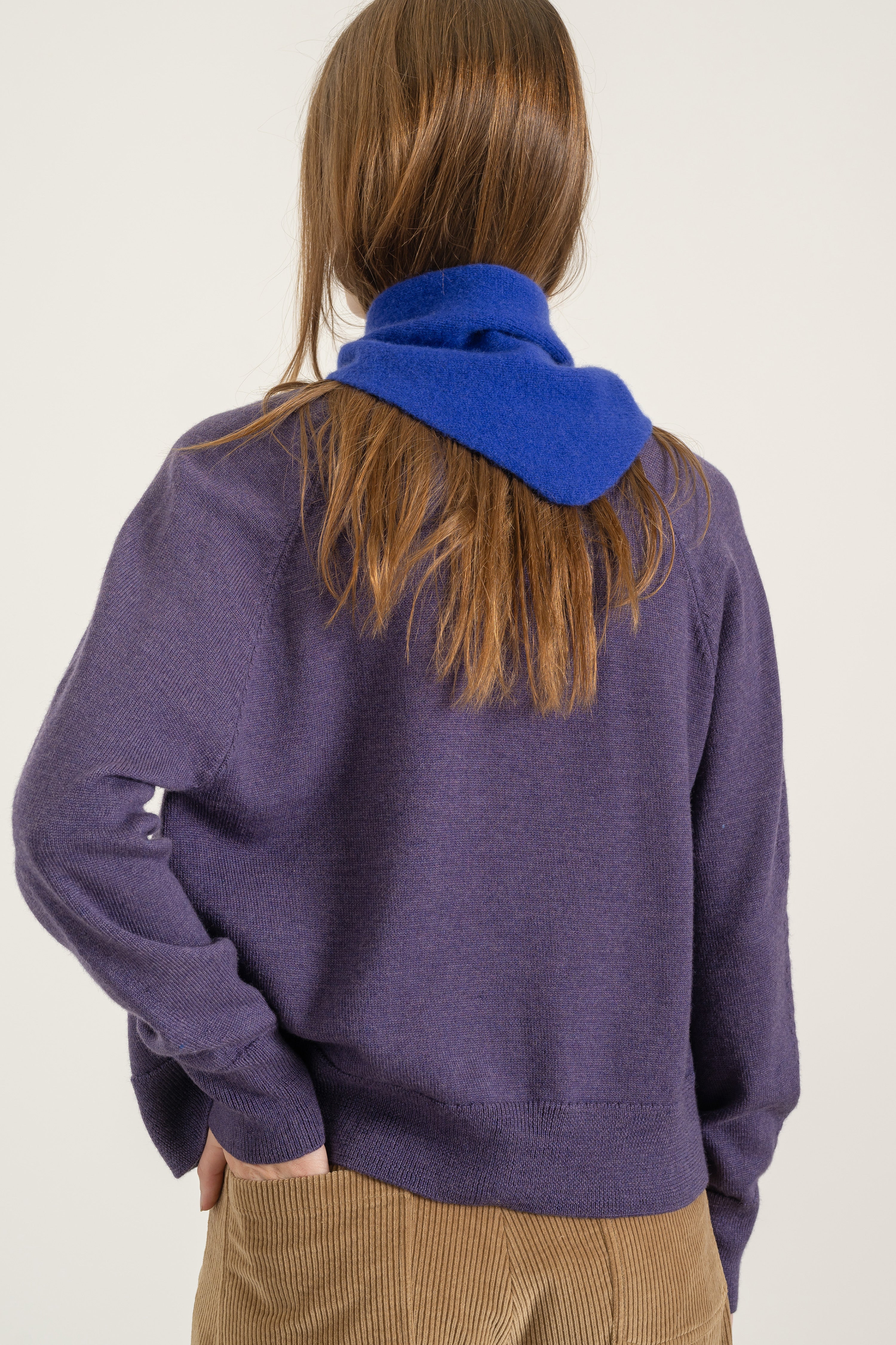 Mini bandana en laine et cachemire bleu roi porté avec Cardigan Victor en laine parme, vue de dos | Mardi Editions
