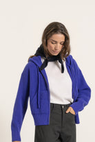 Mini bandana bleu marine porté avec le hoodie Nelson bleu cobalt