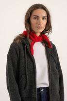 Mini bandana en laine rouge porté avec Hoodie Nelson en laine et cachemire gris anthracite | Mardi Editions