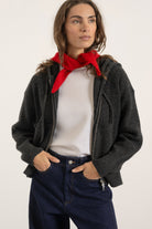 Mini bandana en laine rouge porté avec Hoodie Nelson en laine et cachemire gris anthracite | Mardi Editions