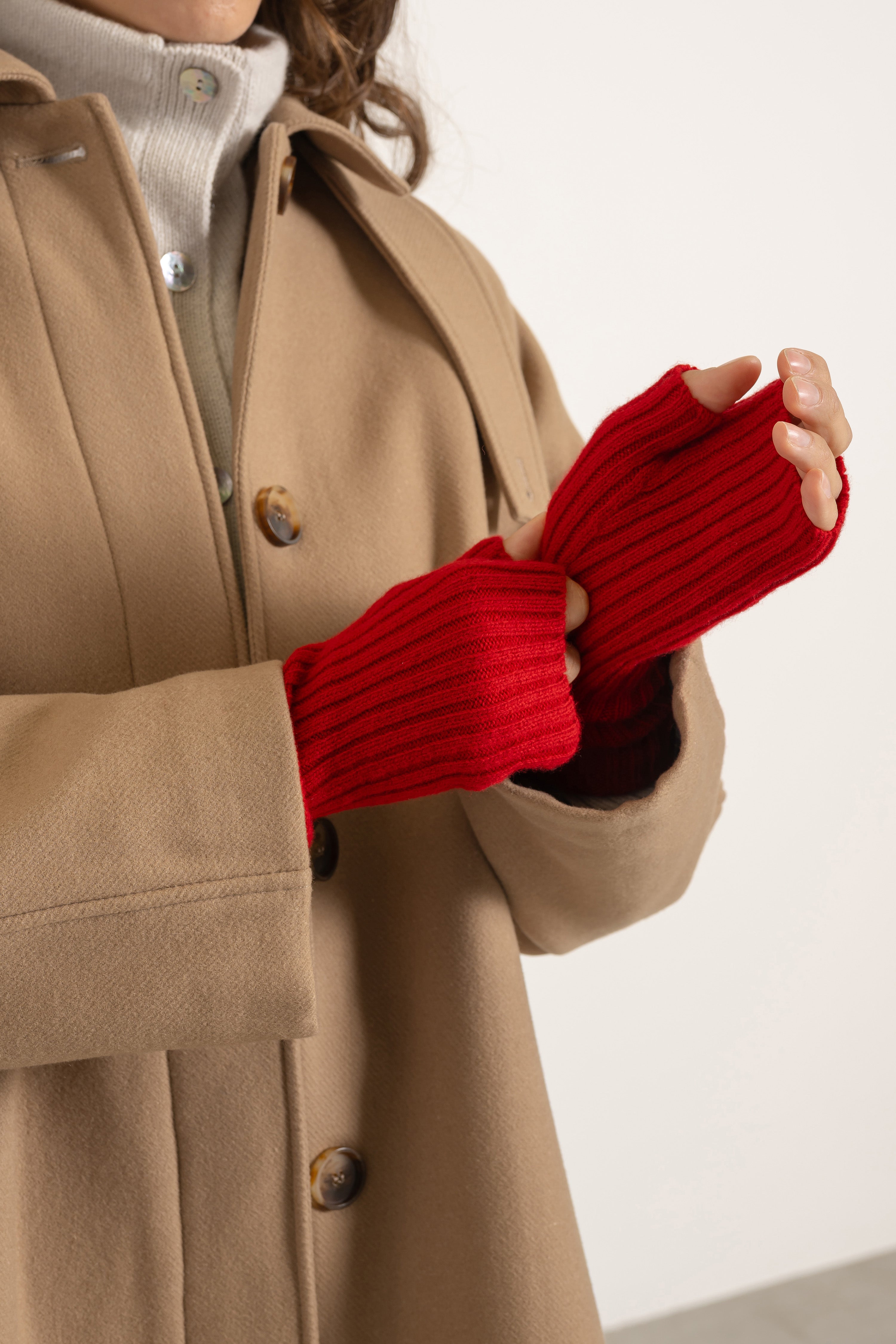 Mitaines en laine rouge portées avec Manteau Paula en laine et cachemire camel, détail | Mardi Editions
