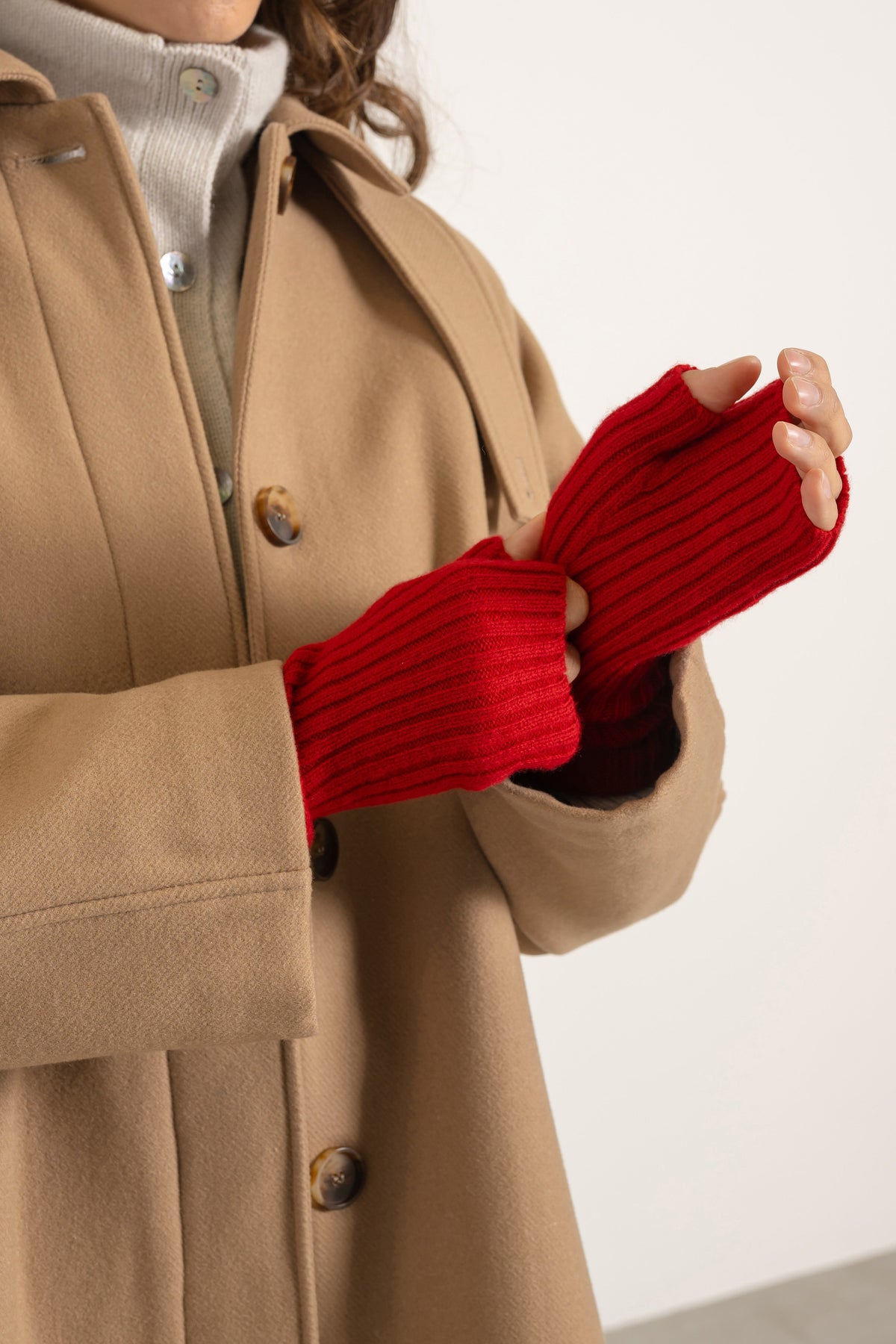 Mitaines en laine rouge portées avec Manteau Paula en laine et cachemire camel, détail | Mardi Editions