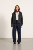 Hoodie Nelson en laine et cachemire gris anthracite porté avec Jean Cleo | Mardi Editions