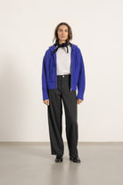 Hoodie Nelson en laine et cachemire bleu cobalt porté avec Pantalon Cleo en laine gris anthracite | Mardi Editions