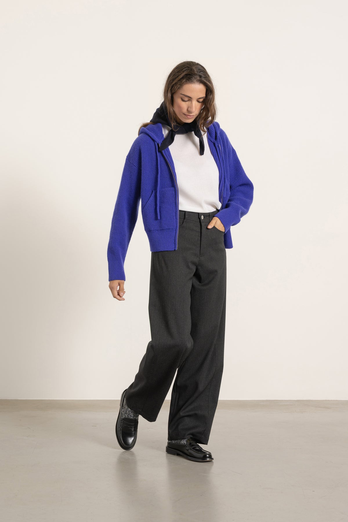 Hoodie Nelson en laine et cachemire bleu cobalt porté avec Pantalon Cleo en laine gris anthracite | Mardi Editions