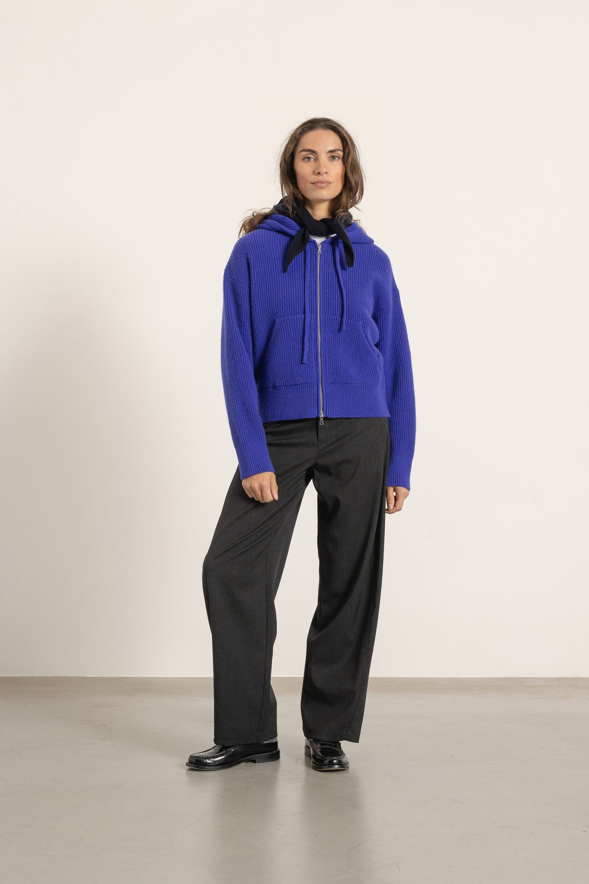 Hoodie Nelson en laine et cachemire bleu cobalt porté avec Pantalon Cleo en laine gris anthracite | Mardi Editions