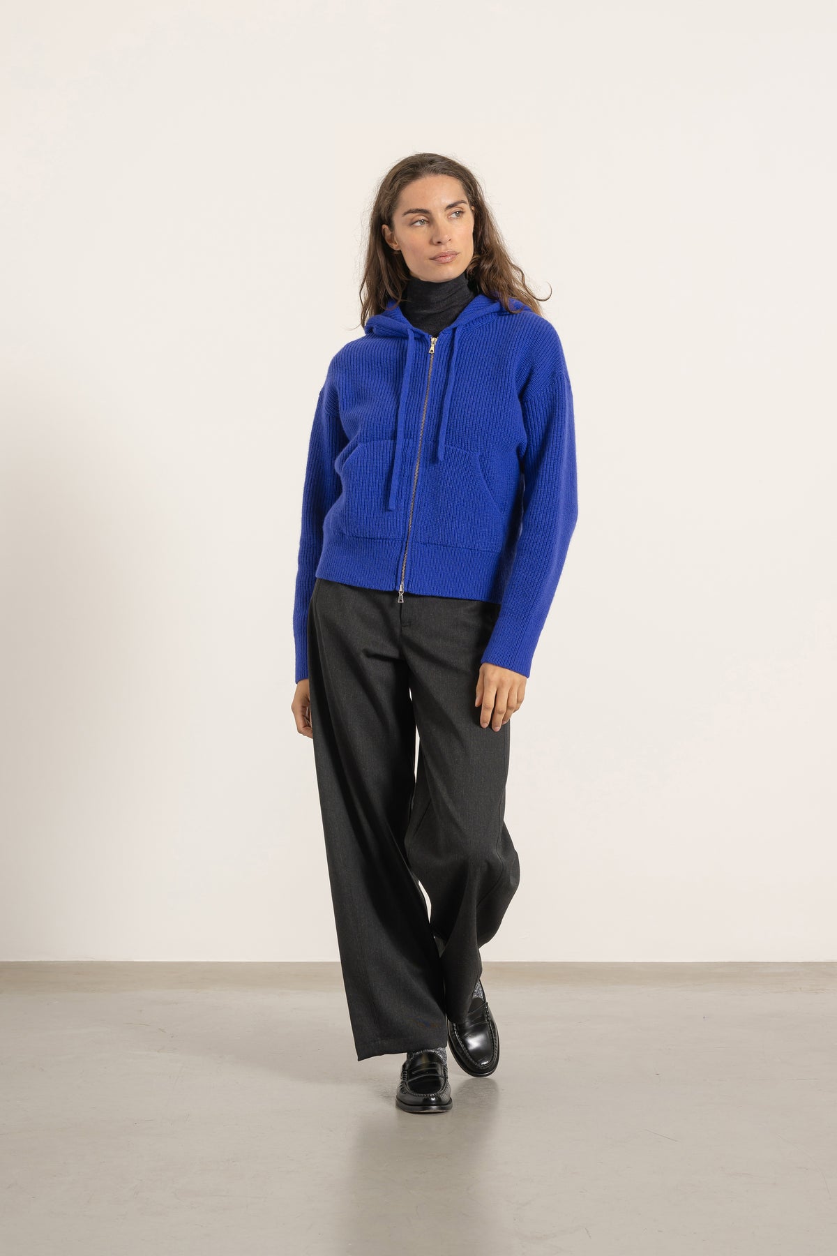 Hoodie Nelson en laine et cachemire bleu cobalt porté avec Pantalon Cleo en laine gris anthracite | Mardi Editions