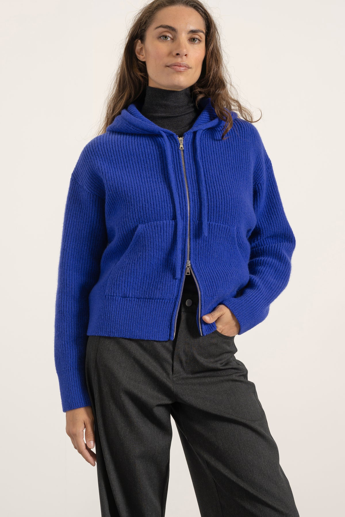 Hoodie Nelson en laine et cachemire bleu cobalt porté avec Pantalon Cleo en laine gris anthracite | Mardi Editions