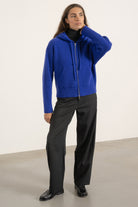 Hoodie Nelson en laine et cachemire bleu cobalt porté avec Pantalon Cleo en laine gris anthracite | Mardi Editions