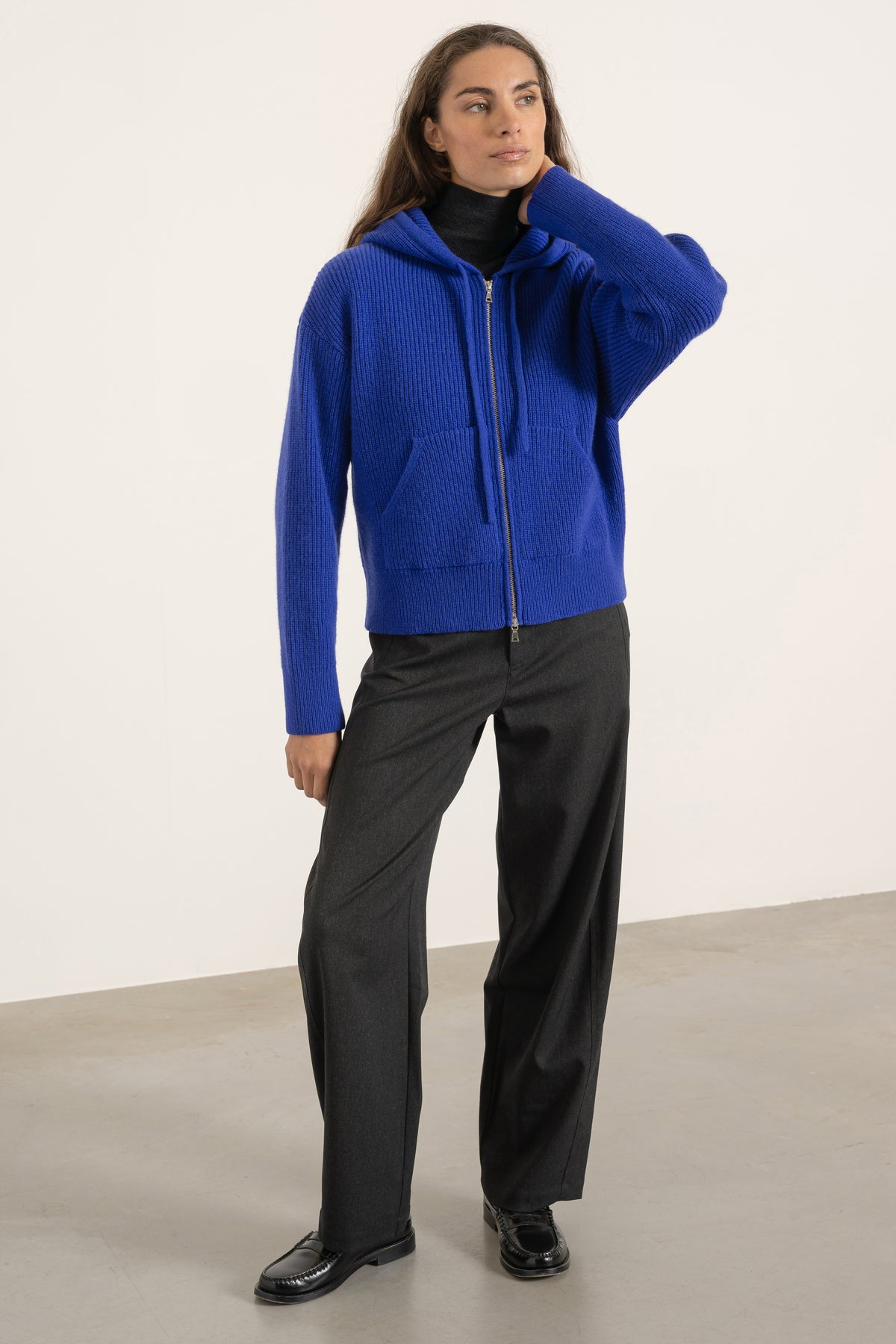 Hoodie Nelson en laine et cachemire bleu cobalt porté avec Pantalon Cleo en laine gris anthracite | Mardi Editions