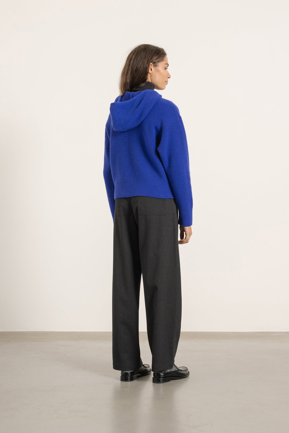 Hoodie Nelson en laine et cachemire bleu cobalt porté avec Pantalon Cleo en laine gris anthracite, vue de dos | Mardi Editions