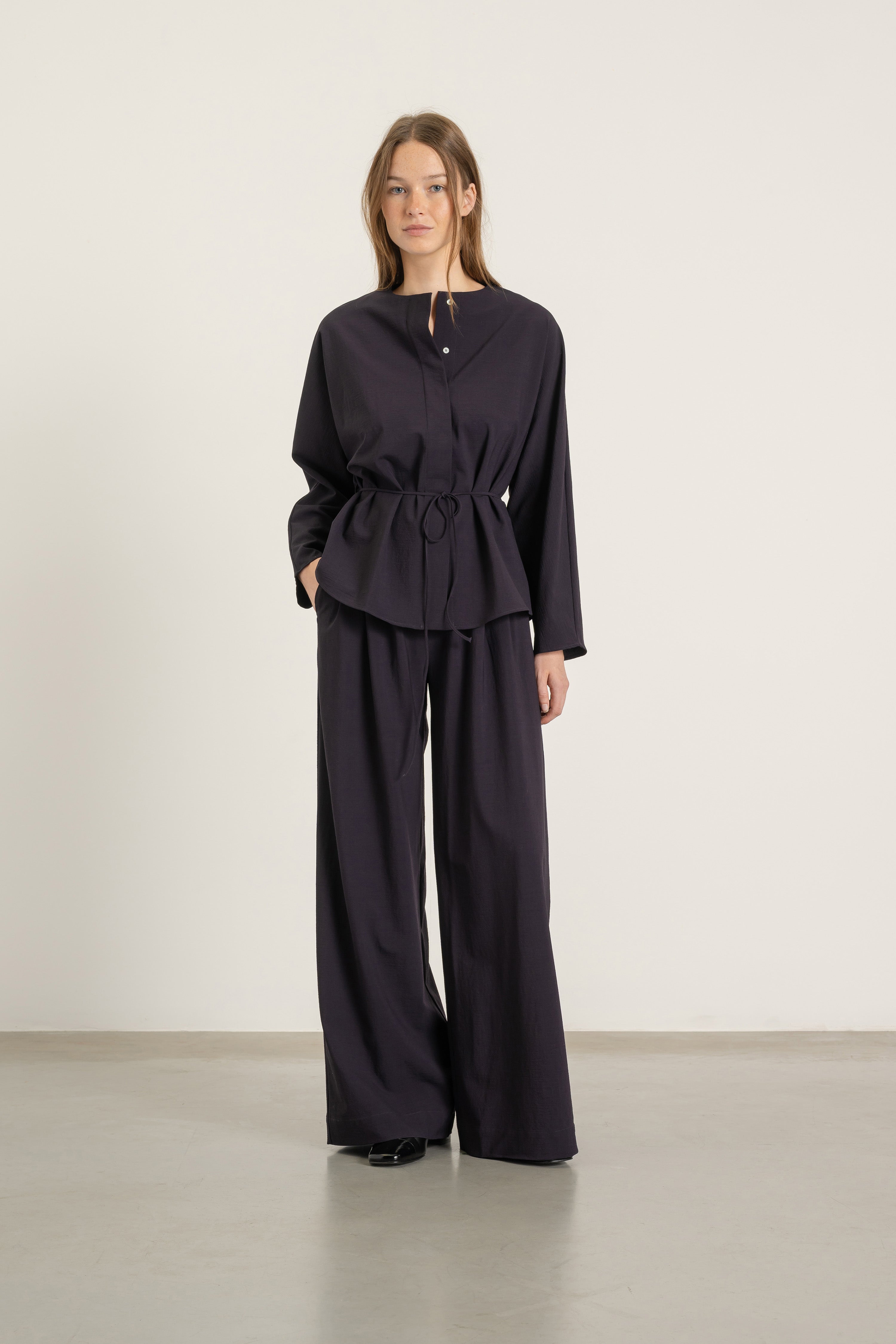 Blouse Paola en laine cassis portée avec Pantalon Aurelia en laine cassis | Mardi Editions