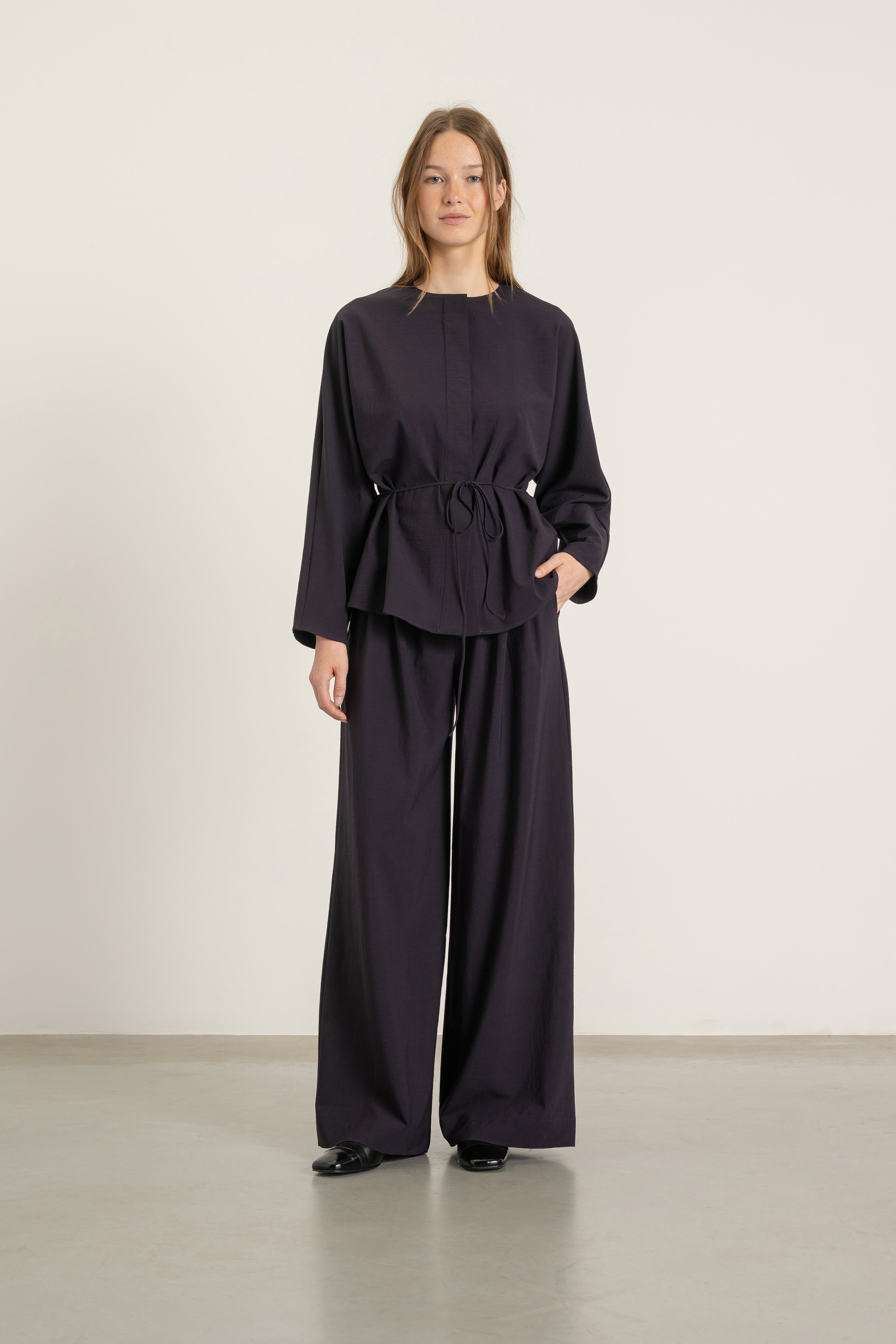 Blouse Paola en laine cassis portée avec Pantalon Aurelia en laine cassis | Mardi Editions